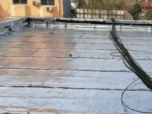 银川卫生间漏水维修公司分享下银川屋面楼顶防水刚性防水层施工要点。